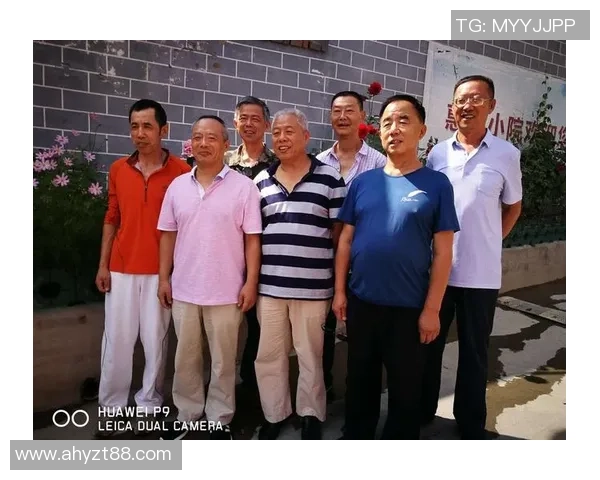 香港足球明星队赛后欢聚一堂共享美食庆祝胜利时刻