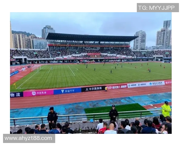 重庆足球队技术争议引发热议球迷与专家观点碰撞激烈